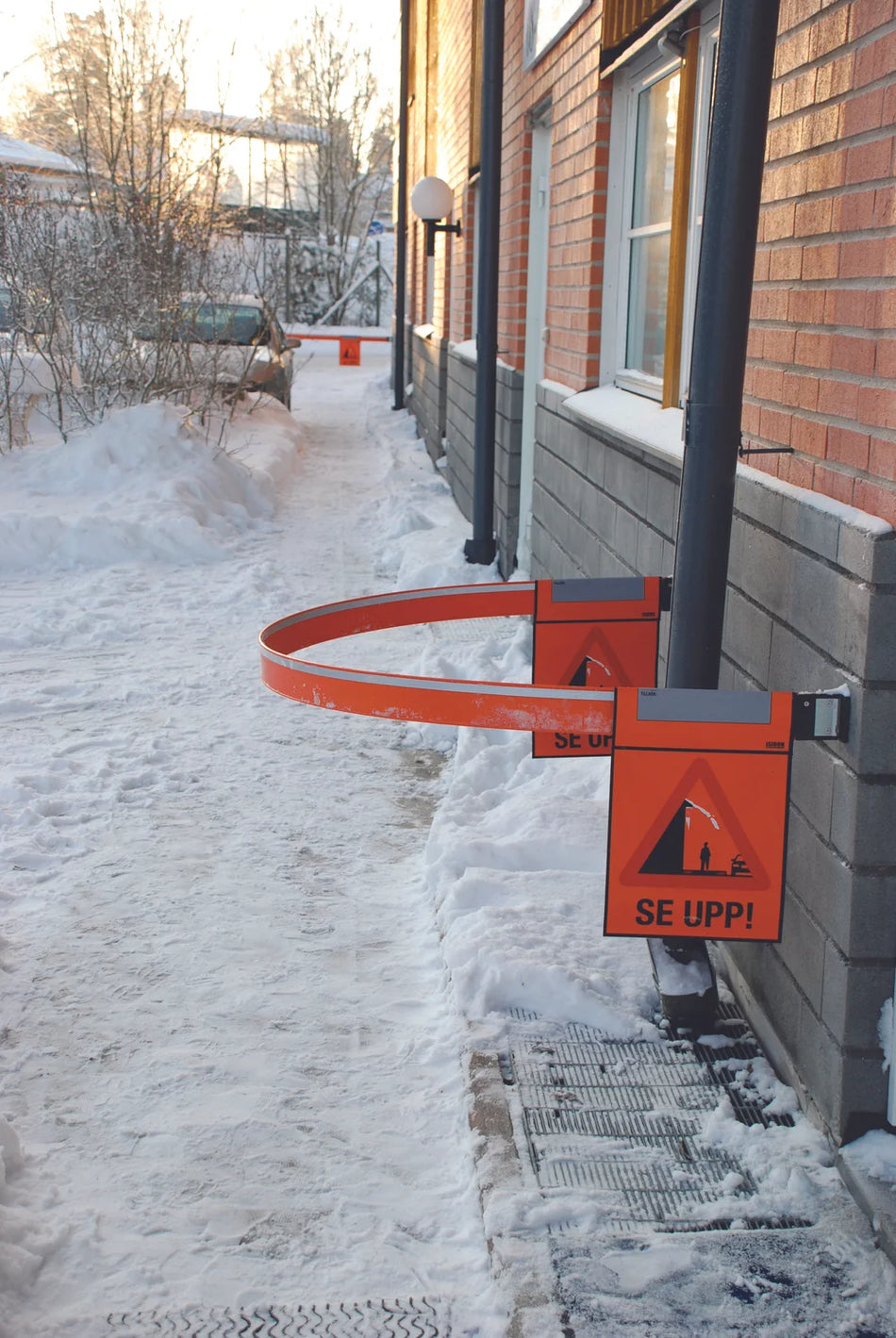 Isidor Snörasbom – Komplett set med två varningsflaggor