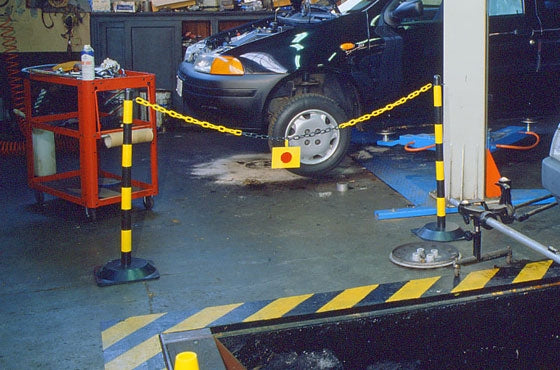 Flexibarrier Basic Post & Chain Barrier med gummibas, 90 cm hög