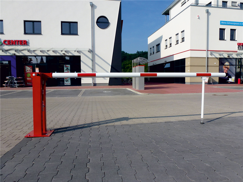 Manuell barriär med pneumatisk fjäder och gångjärnsstöd för stolpe