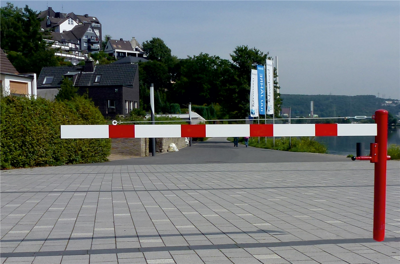 Svängbarriär med dragrepsförstärkning