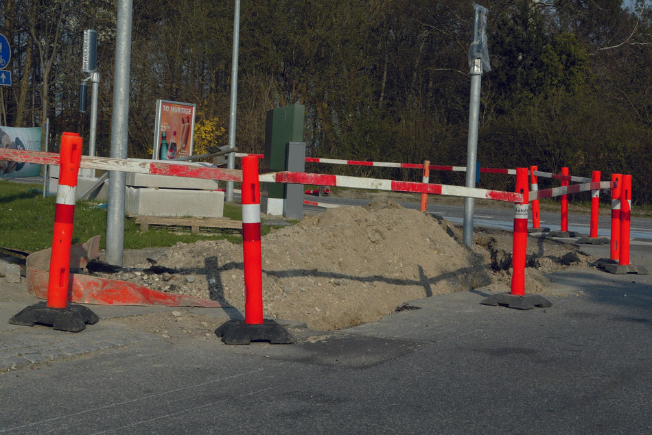 Avspärrningsstolpe i plast med hål för bräda