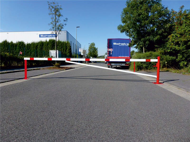 Svängbarriär med stagstång och dragrepsförstärkning