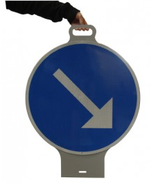 Plastskylt med handtag. Pil.