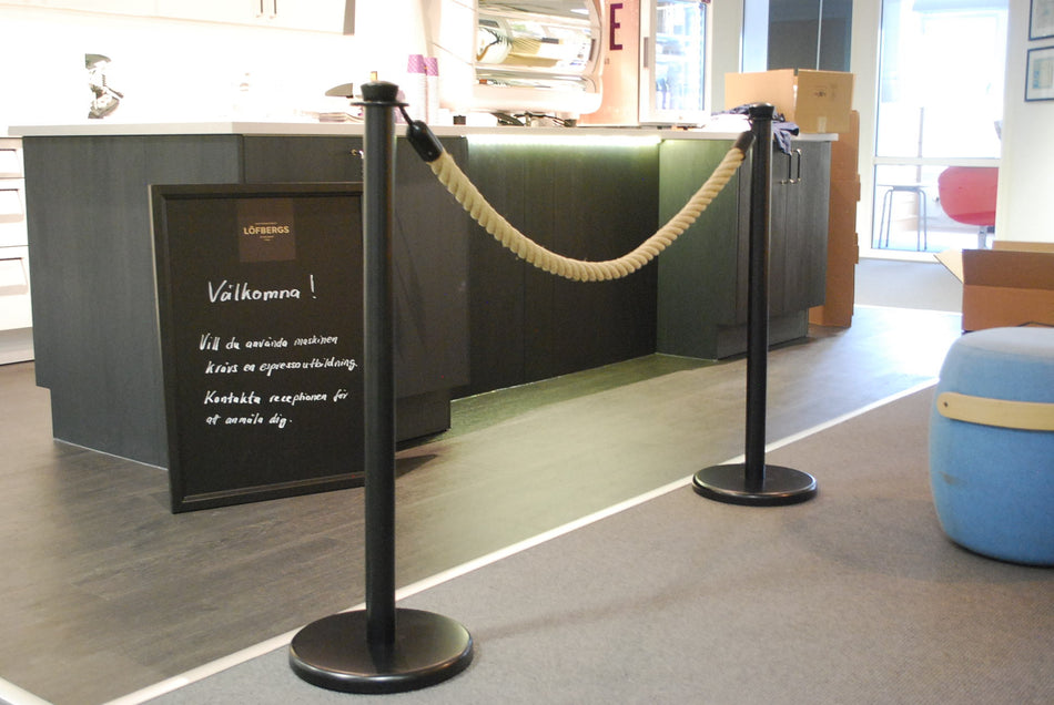 Set av 2 Beltrac Avspärrningsstolpe i svart för rep -Luxor- (2x svarta stolpar + 1x 150cm hamparep)