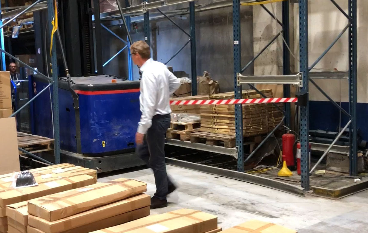 Ladda video: Effektiv och enkel att installera, denna väggmonterade bältesbarriär är den perfekta lösningen för att hantera folkkontroll och avspärrning av områden i lager, lastkajer eller offentliga utrymmen. Med sitt 10-meters indragbara bälte möjliggör denna barriär maximal flexibilitet för att skapa säkra, avgränsade zoner. Den hållbara designen säkerställer långvarig prestanda, vilket gör den idealisk för både inomhus- och utomhusbruk.