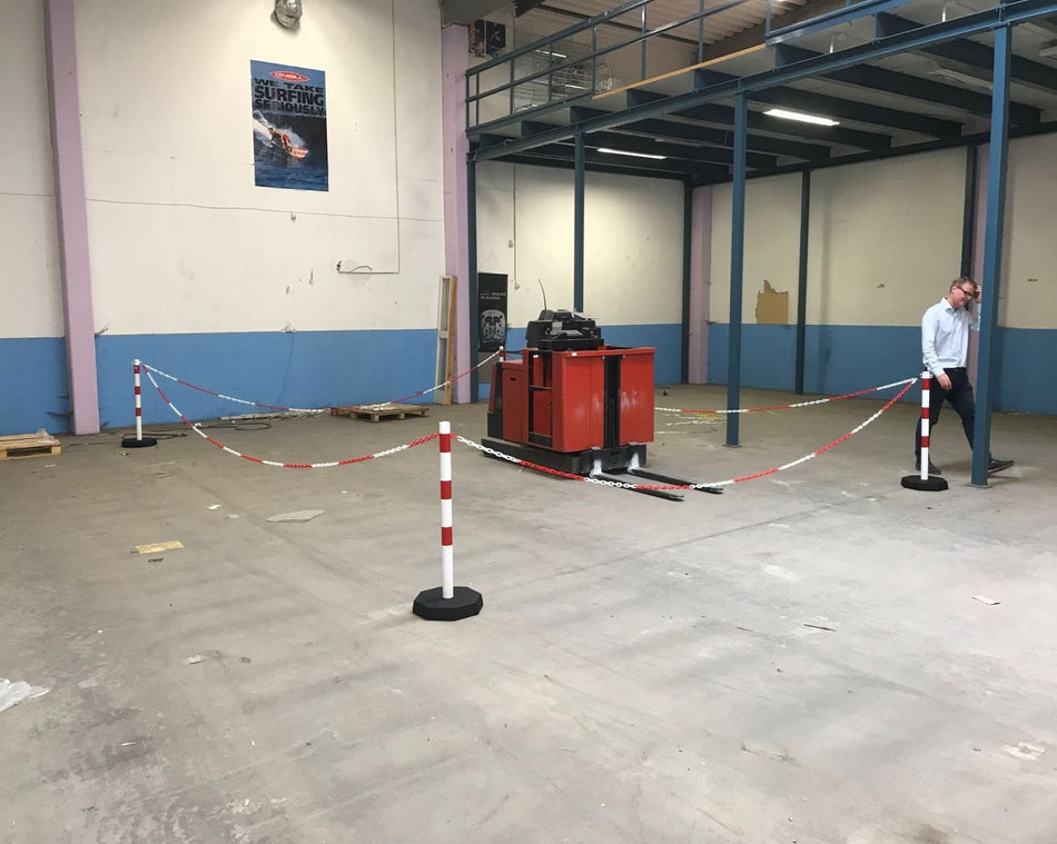 (6-pack) - Flexibarrier Stolpe & Kedjebarriär -Stål- inklusive 25m plastkedja (Röd/Vit