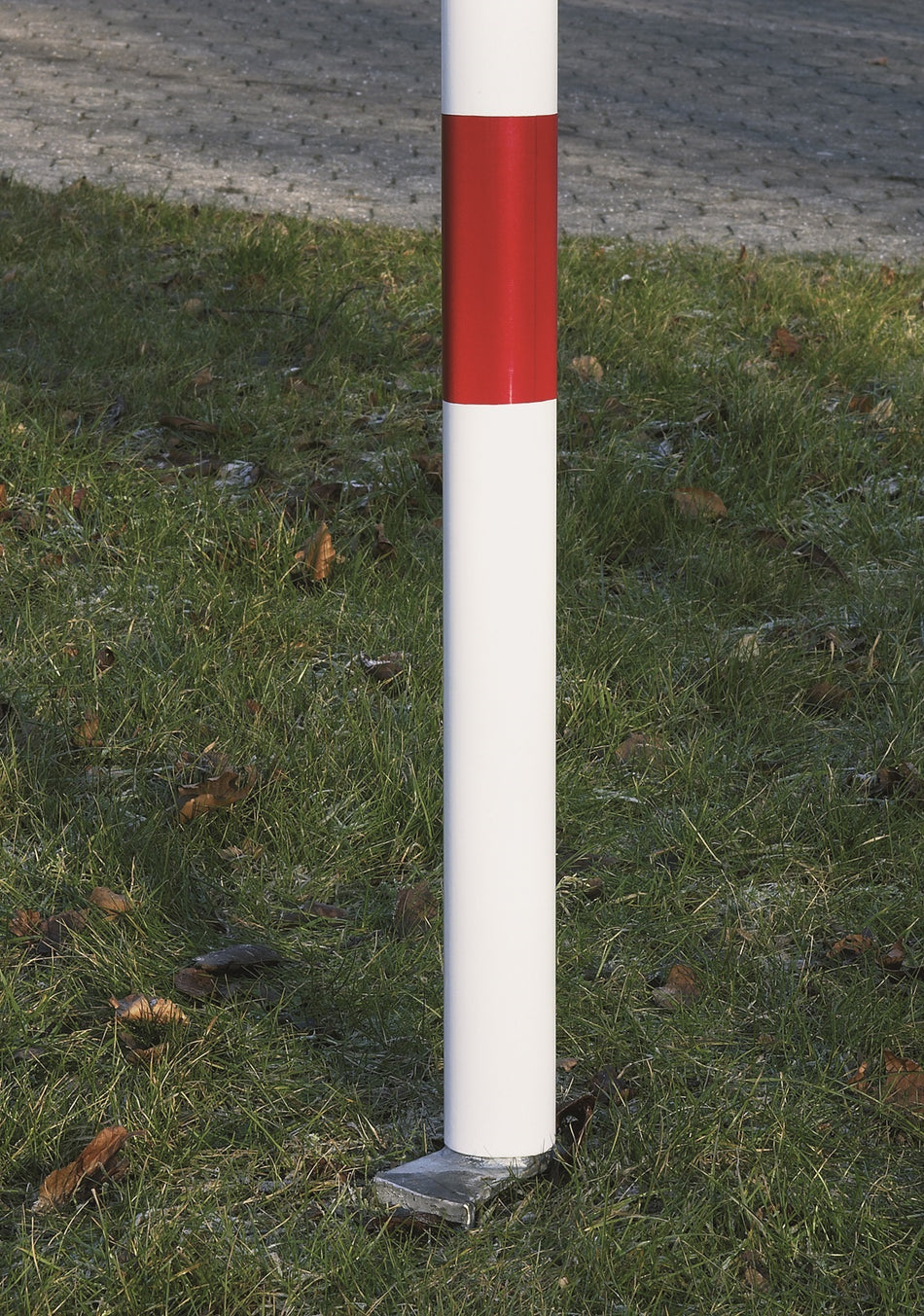 Kedjestolpe i metall med spjut