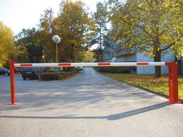 Manuell vägbom med pneumatisk fjäder och fast stolpstöd